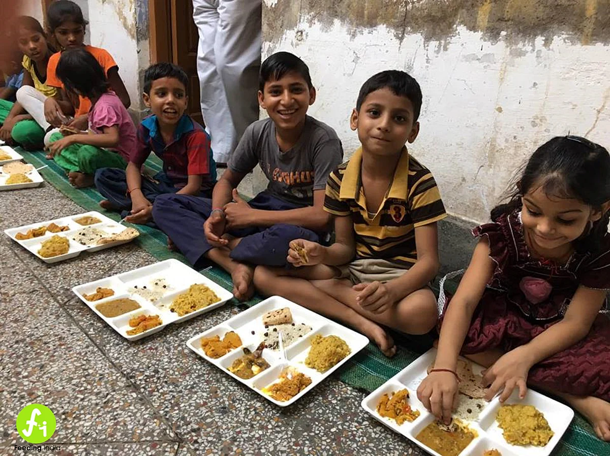 Surplus food from weddings, parties and canteens are distributed among underprivileged children. (Photo: Feeding India)