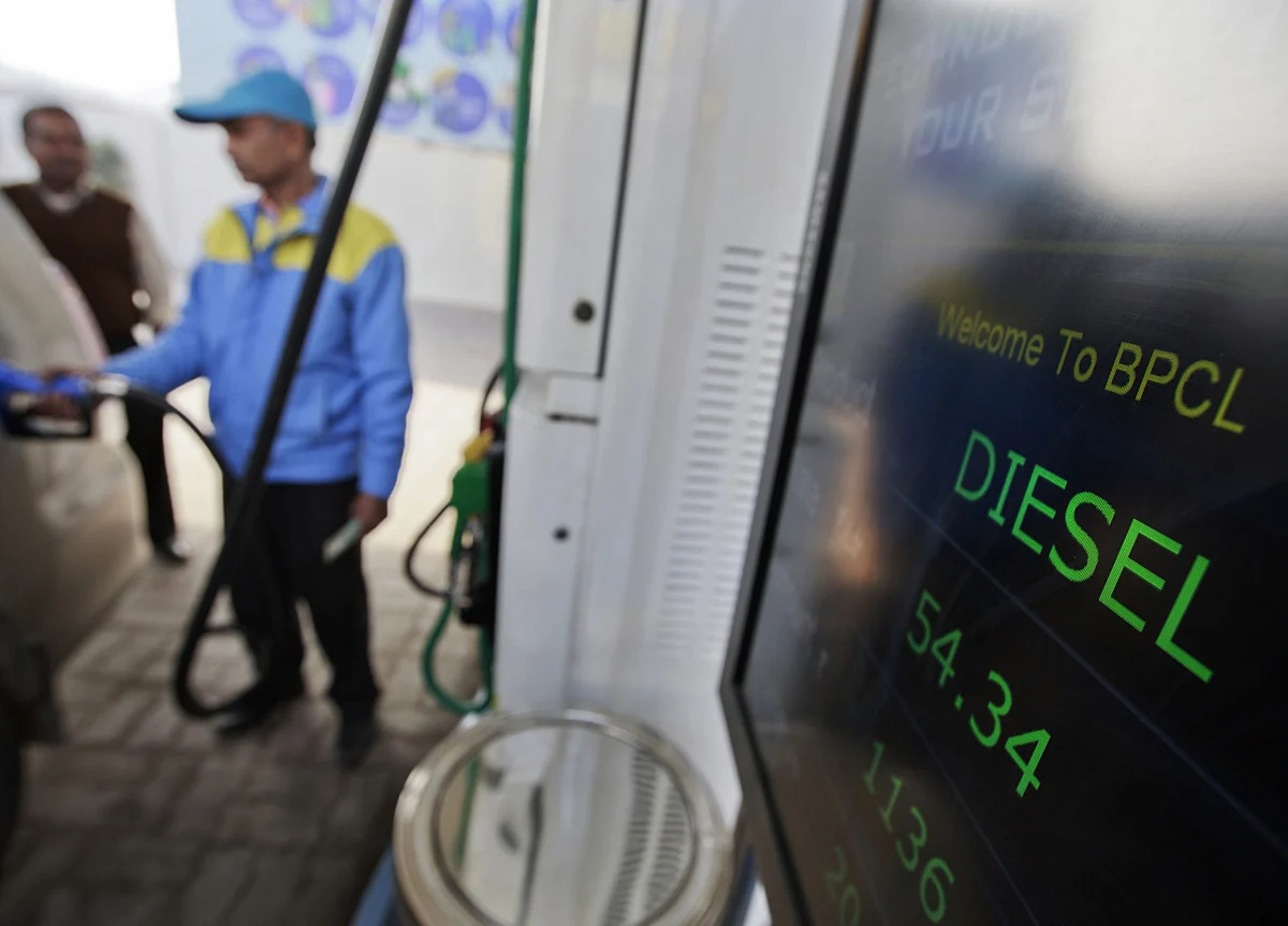 India Mulls Selling Stake in Refiner to Overseas Oil Firm
