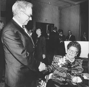 Warren Buffett and Rose Blumkin seal the Nebraska Furniture Mart deal in 1983. (Photo: Nebraska Furniture Mart)