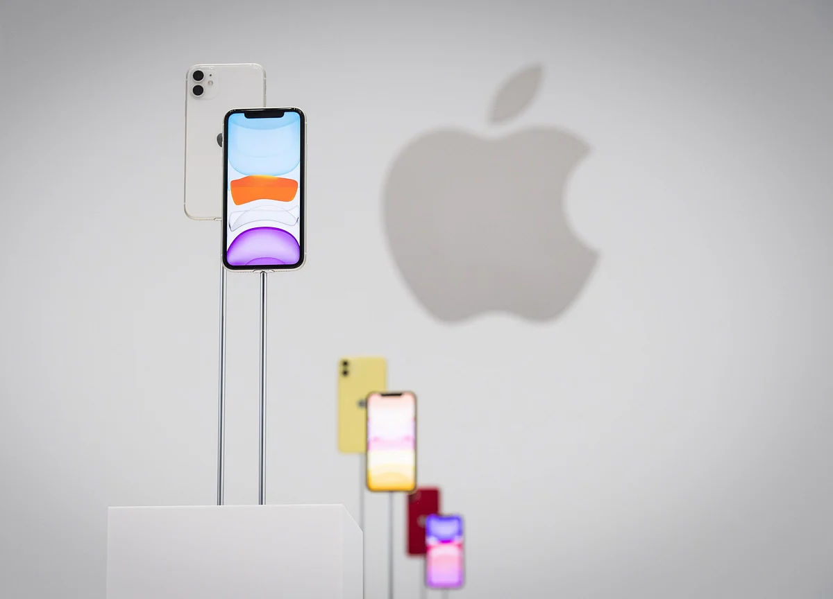 Apple Bets on Cameras, New Pro Model to Sell Its Latest iPhones