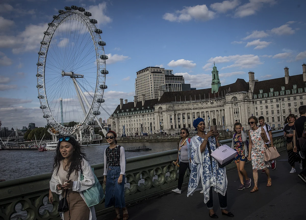 U.K. Economy Quietly Pays the Price for Growing Politics Chaos