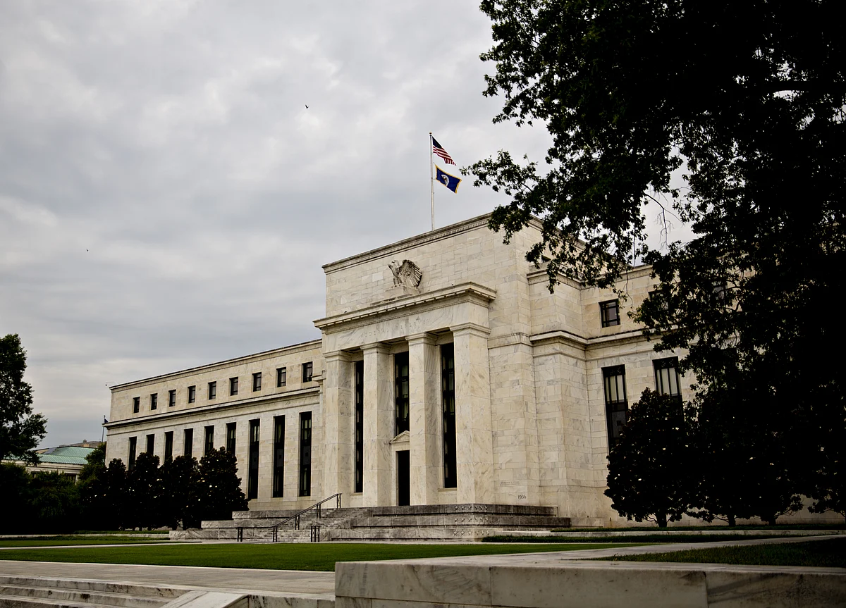 Fed Doves Fear Risks Abroad While Hawks See a Solid Home Front