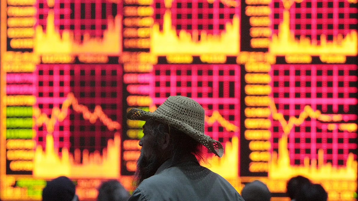 <div class="paragraphs"><p>People look at a screen displaying stock quotes at a securities exchange in Shanghai, China. (Photographer: Kevin Lee/Bloomberg News)</p></div>