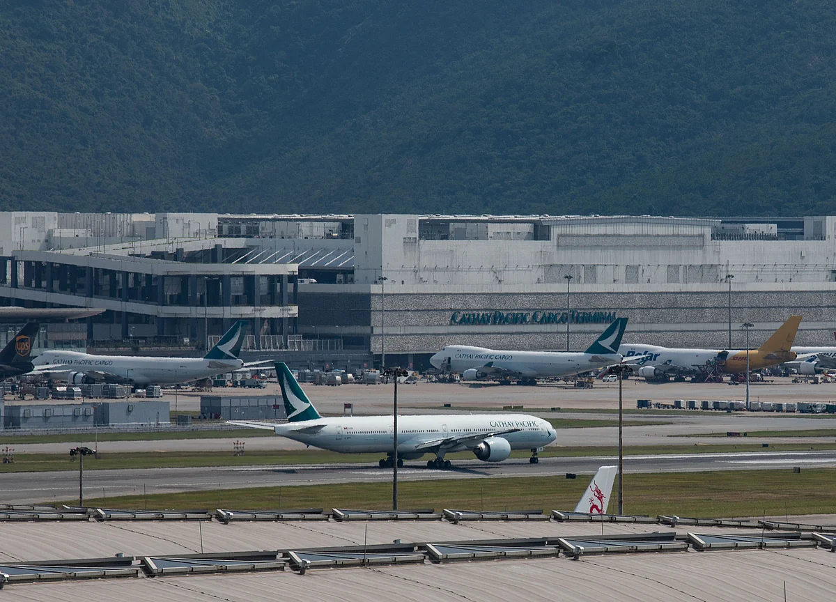 China Probes Cathay's Empty Oxygen Bottles to Add to Scrutiny