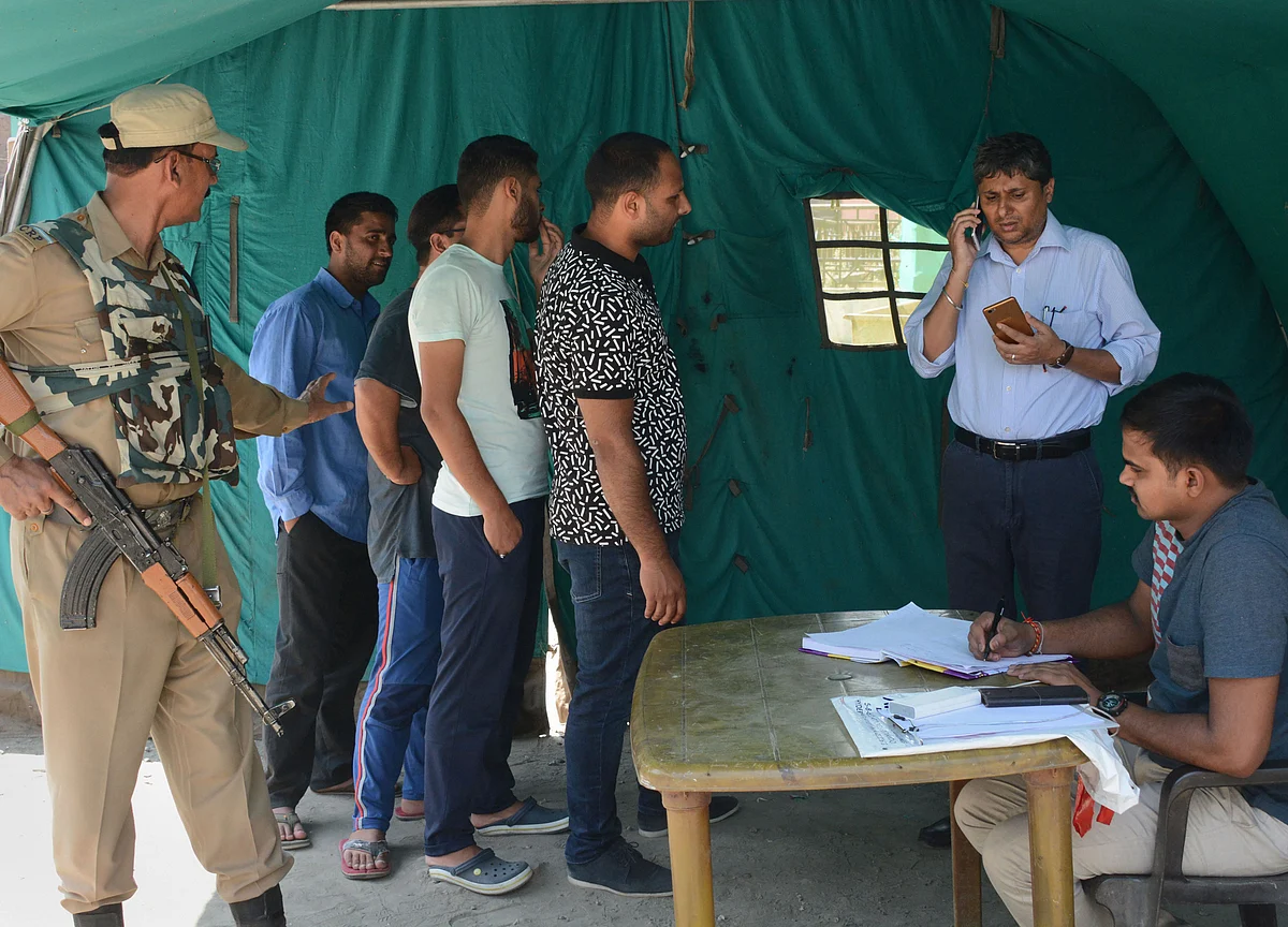 Makeshift PCOs, STD Booths Pop Up In Srinagar As People Queue Up To Call Loved Ones