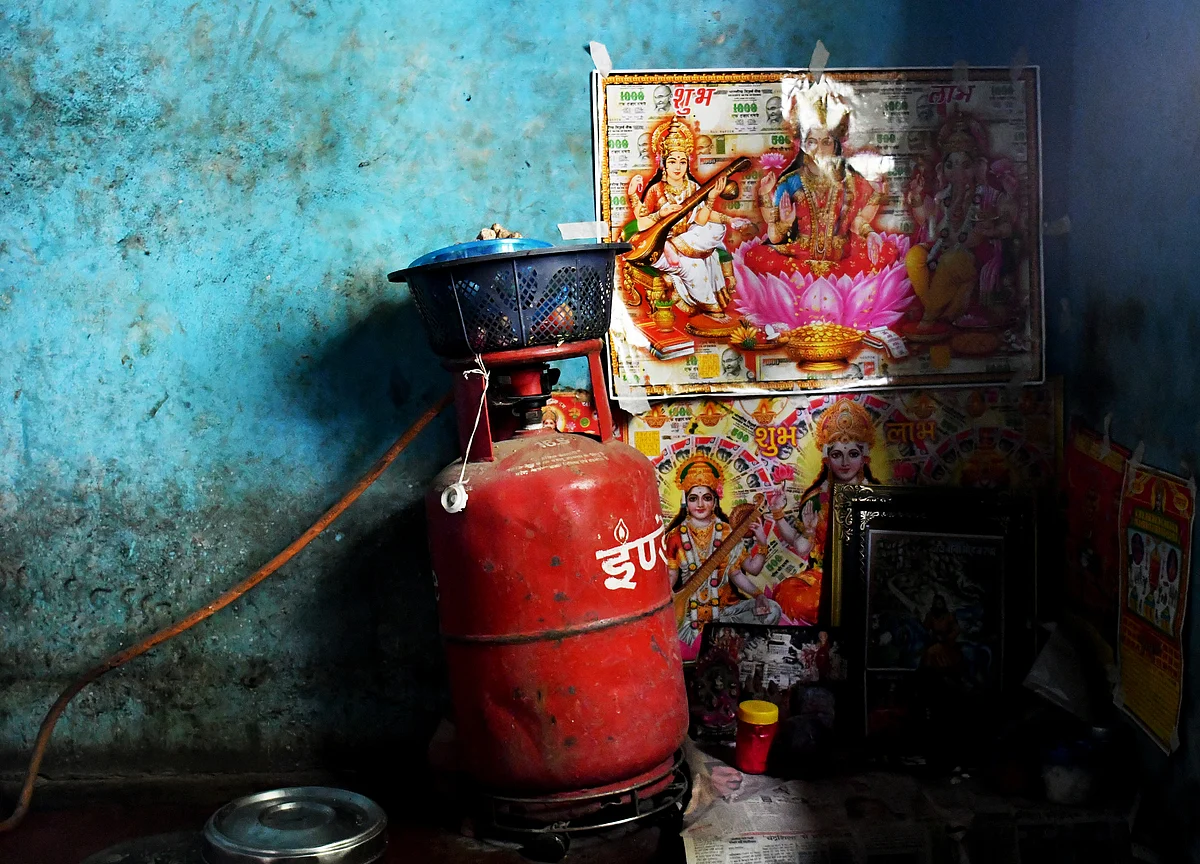 Free LPG Ujjwala Scheme Achieves Eight Crore Target Before Schedule