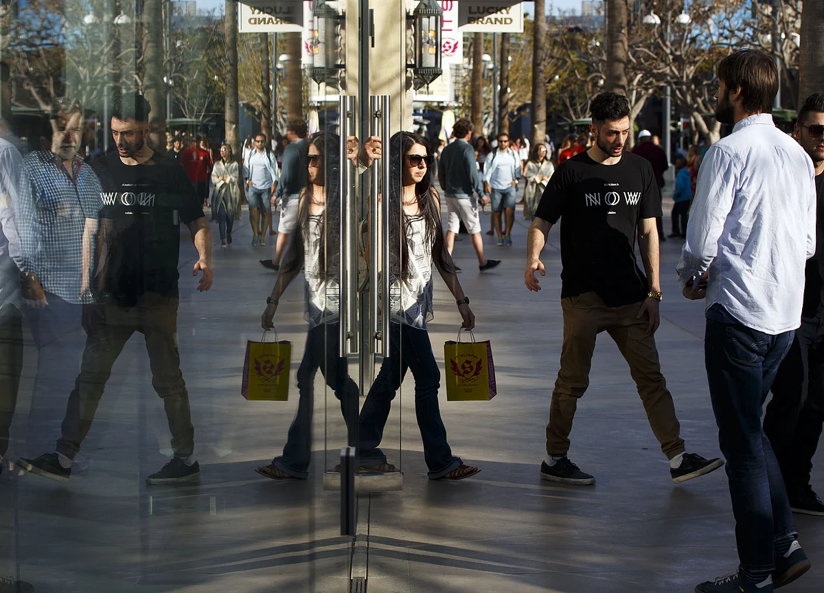 U.S. Economy Cools on Consumer Spending, Equipment Orders