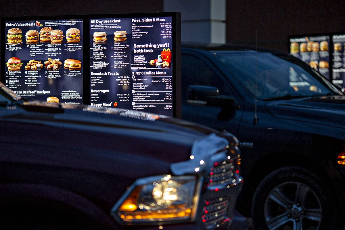 A digital menu board is displayed in the drive-thru of a McDonald’s (Photographer: Daniel Acker/Bloomberg) 