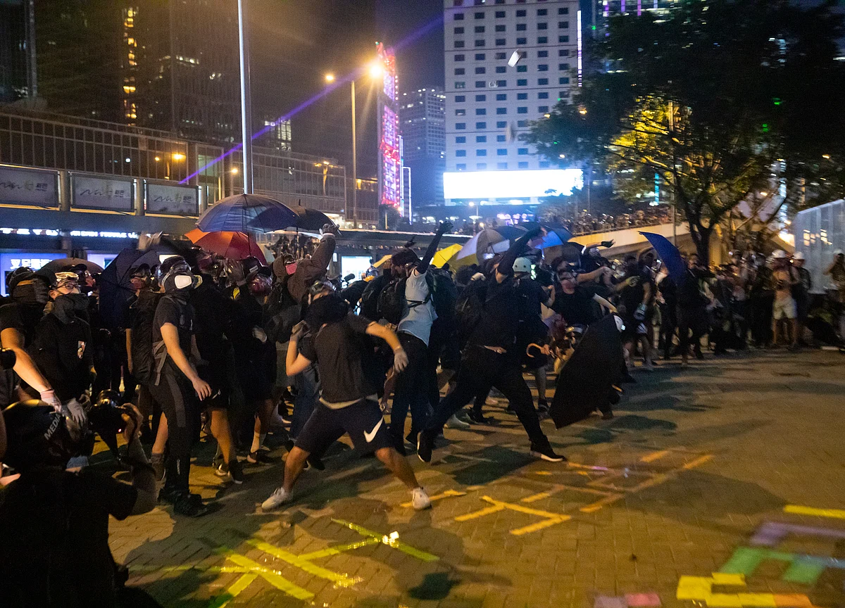 Clashes Intensify With Petrol Bombs and Fires: Hong Kong Update