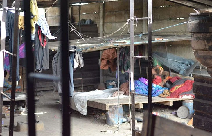On construction and factory worksites, workers save on rent but must submit to the whim of extractive contractors and landlords, resulting in unpaid overtime work, and unreliable access to sanitation, water and cooking fuel. (Photographer: Anoop Sathyan/IndiaSpend)