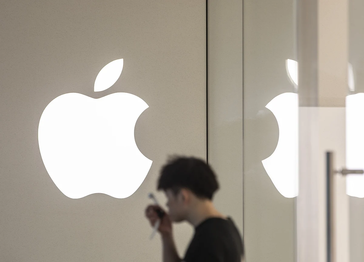 Apple Nears Record as Market Cap Again Surpasses $1 Trillion