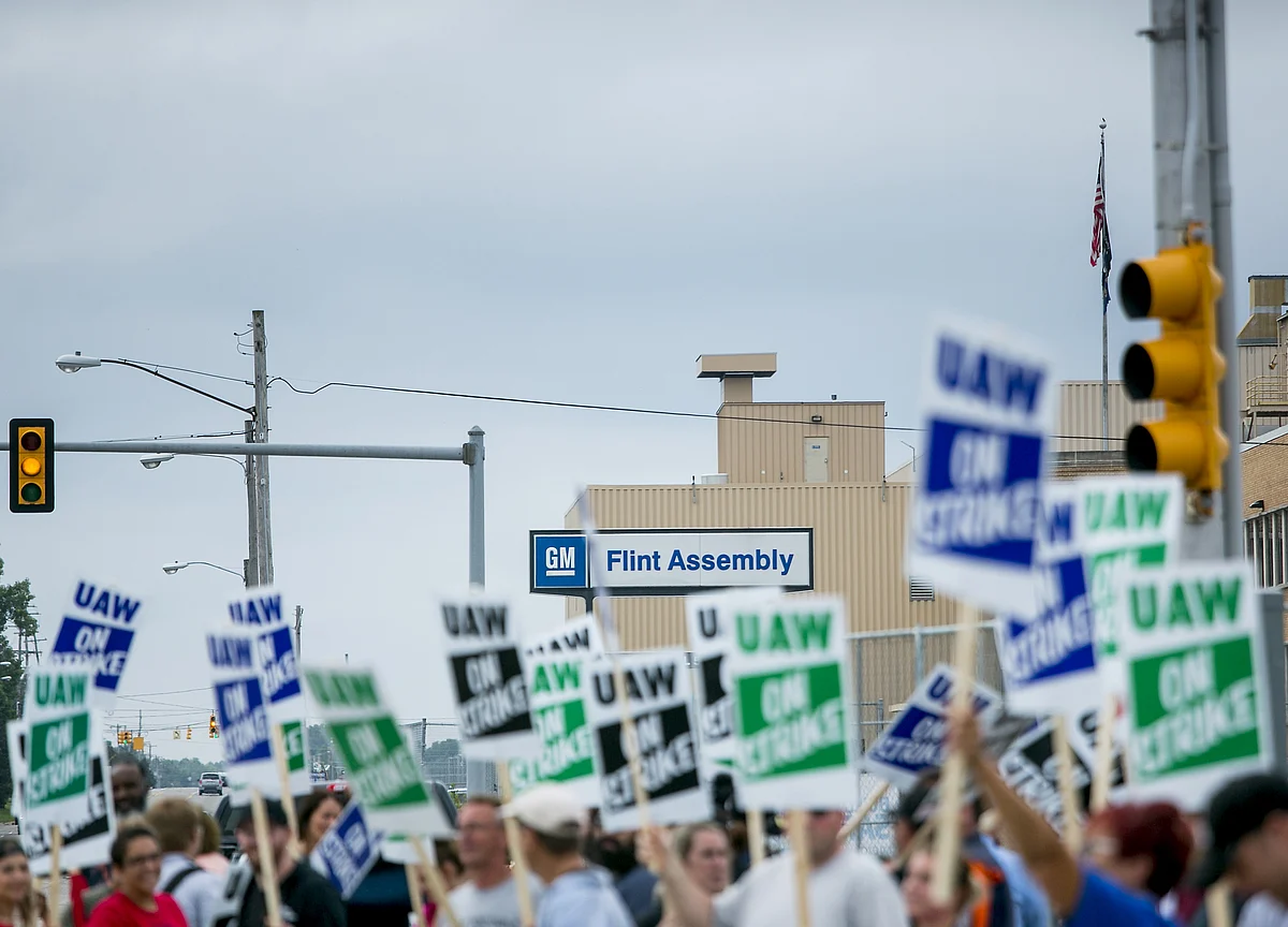 GM’s Termination of Striking Workers’ Health Benefits Irks UAW