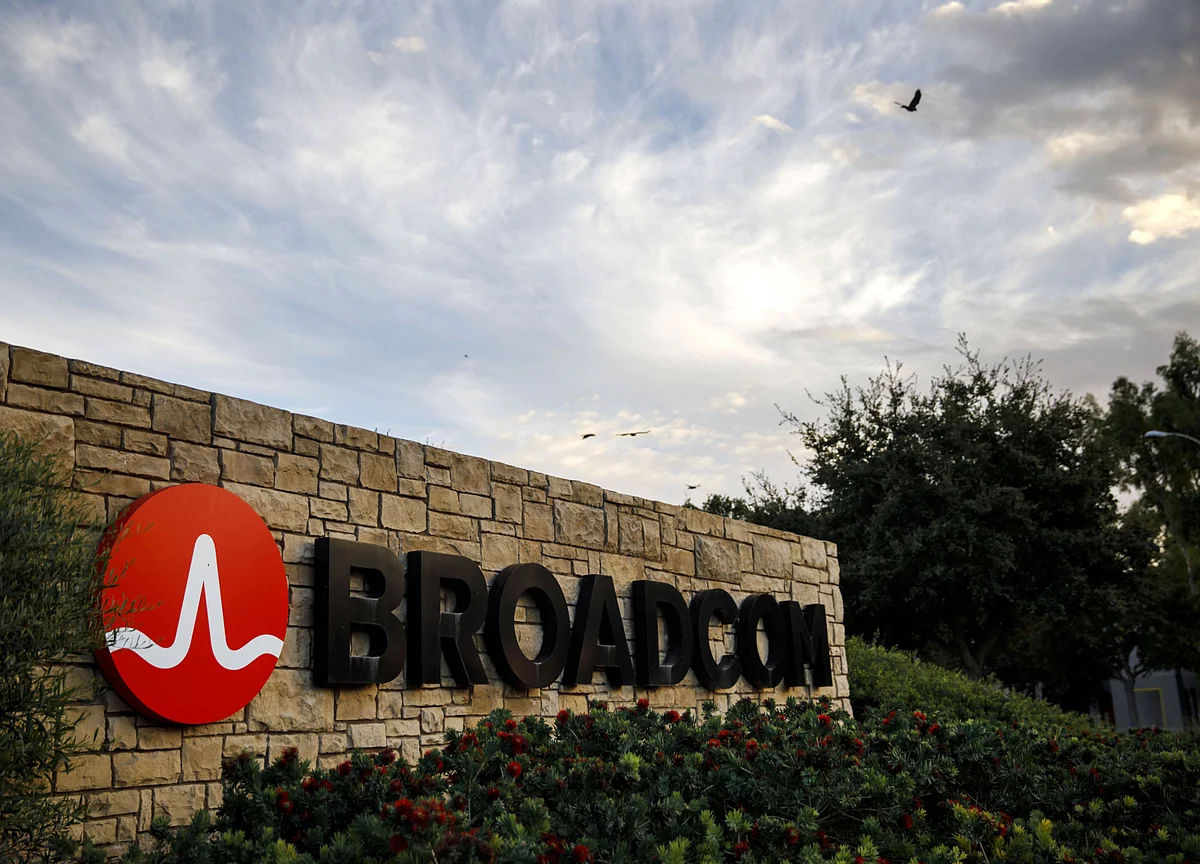 Broadcom Sticks to Lowered 2019 Sales Forecast; Shares Slip