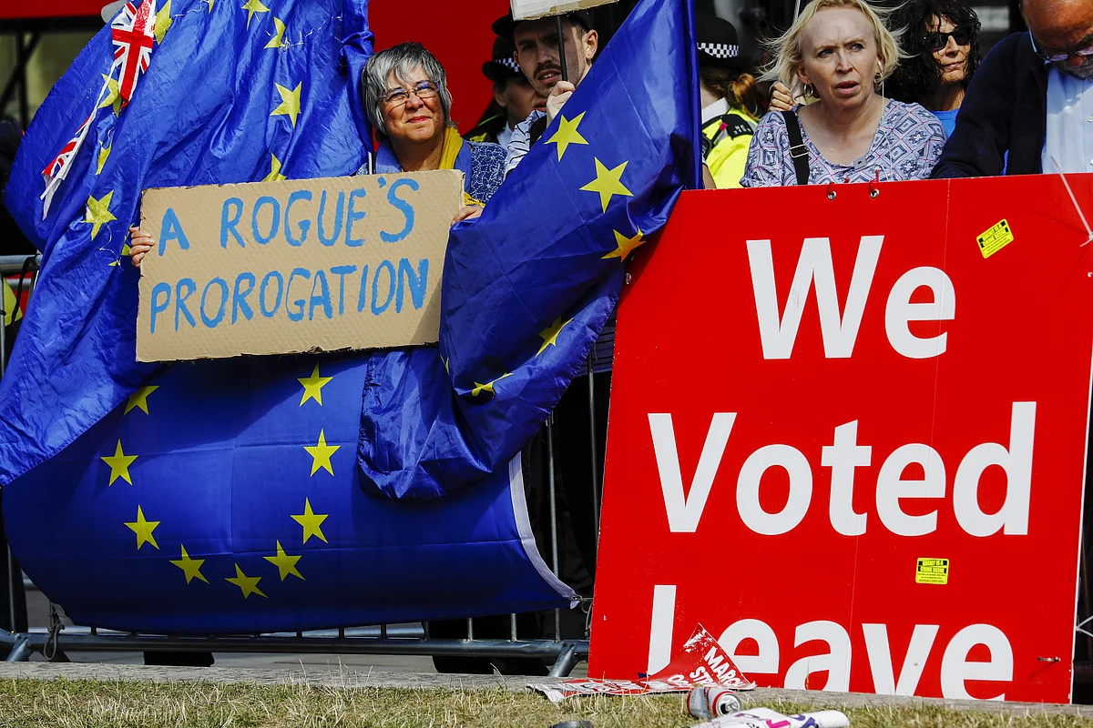 Demonstrators for and against Brexit protest outside Parliament in London, on Sept. 4, 2019. (Photographer: Luke MacGregor/Bloomberg)