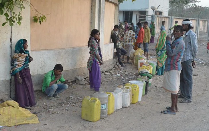 Unable to access municipal water connections in the open, migrant workers rely on arbitrary access, often depending on the benevolence of nearby residents to let them fill enough water for their families. (Source: Jagjit SIngh/IndiaSpend) 