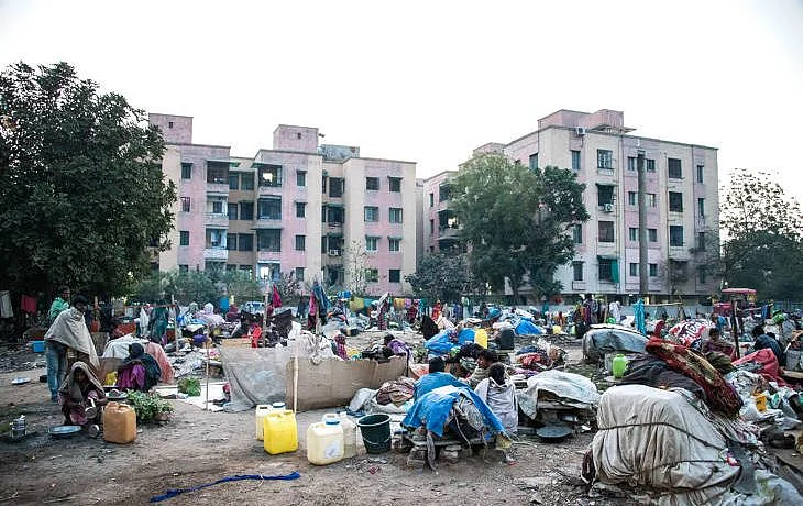 While living in the open, migrant workers are susceptible to eviction by the police or the municipal corporation, as well as harassment from residents of nearby buildings. (Source: Jagjit SIngh/IndiaSpend) 