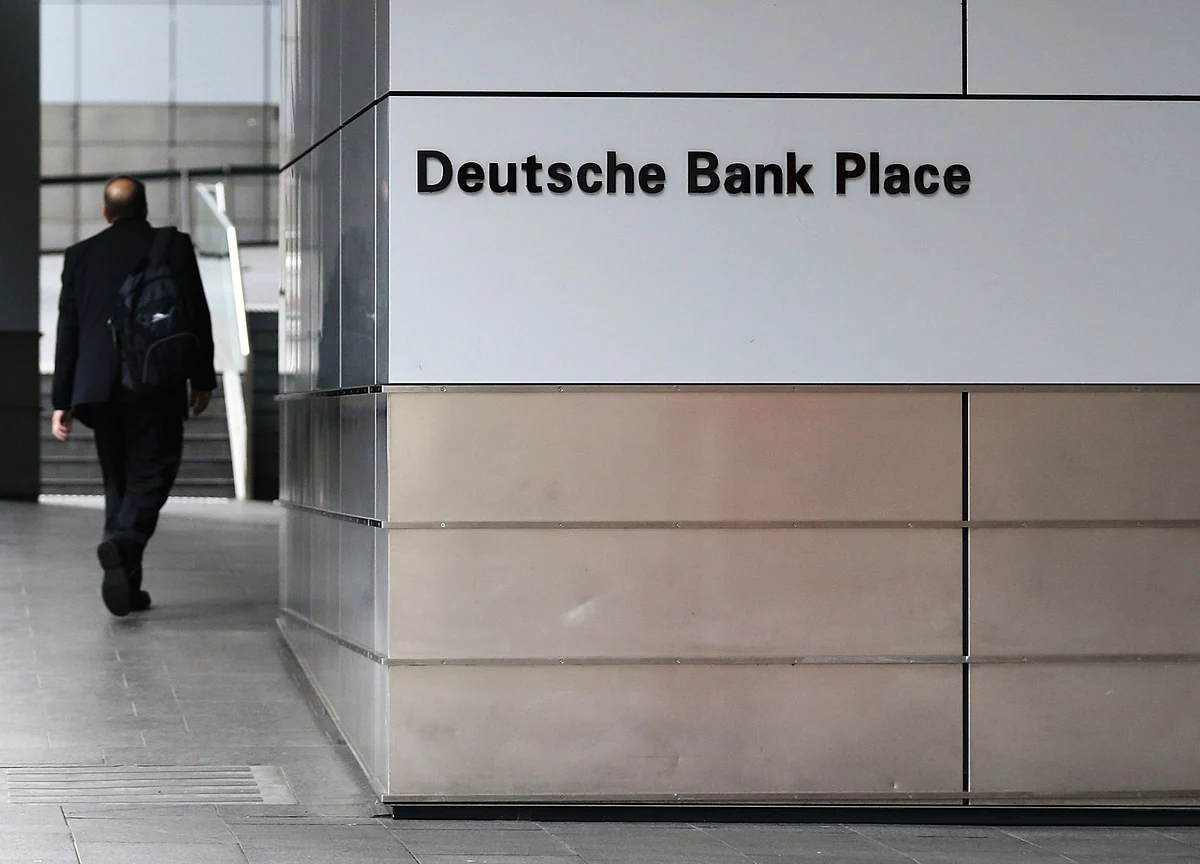 Deutsche Bank Cuts Investment Bank Bonuses About 30%