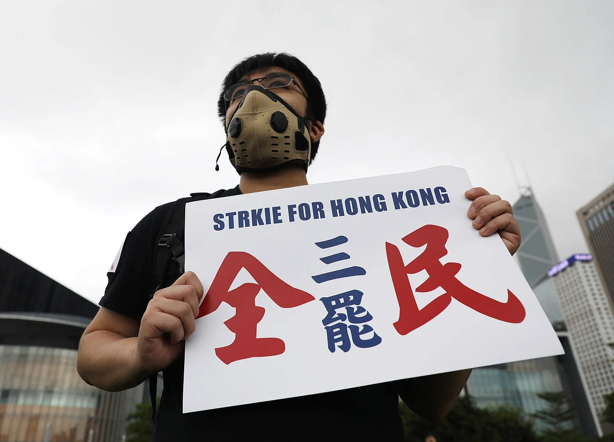 Fitch Downgrades Hong Kong for First Time Since 1995 on Turmoil