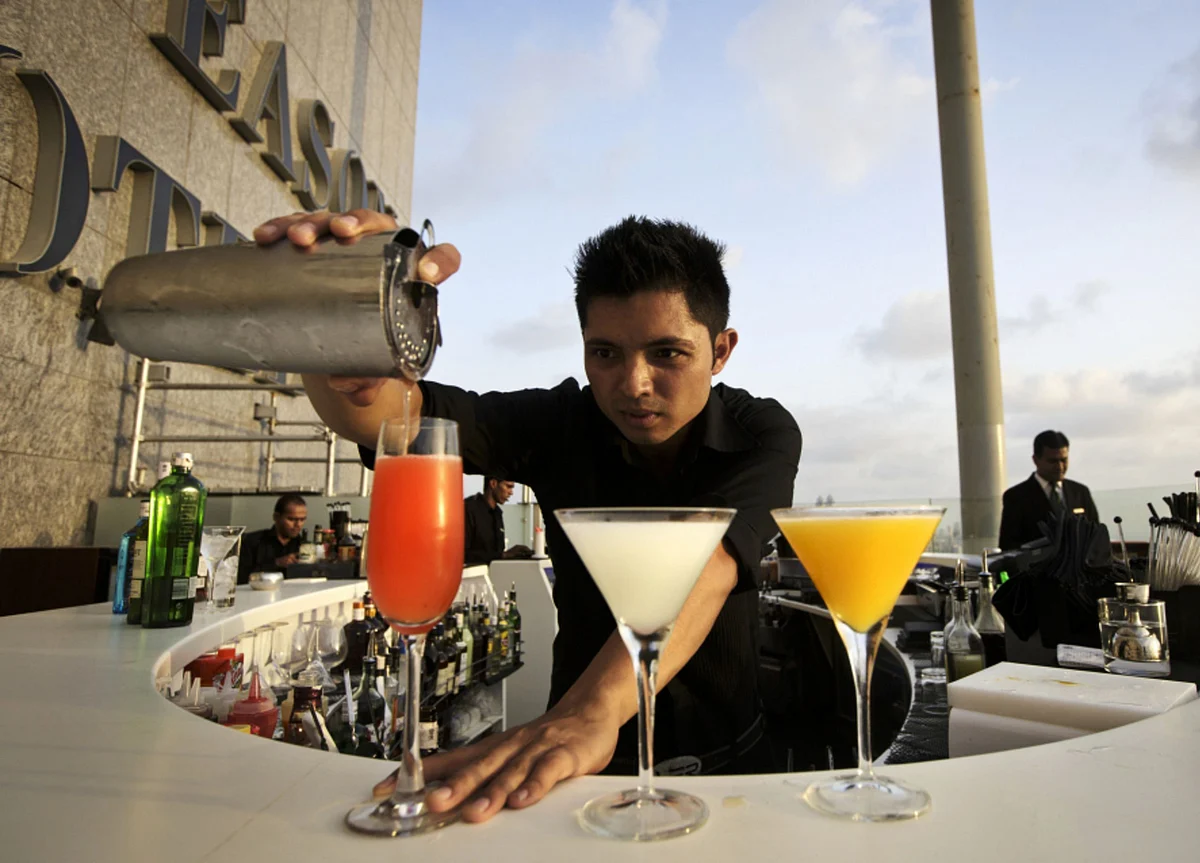 Rule Prohibiting Liquor Sale To Below 25-Year-Old Not Applicable To Drinking Age: Delhi High Court