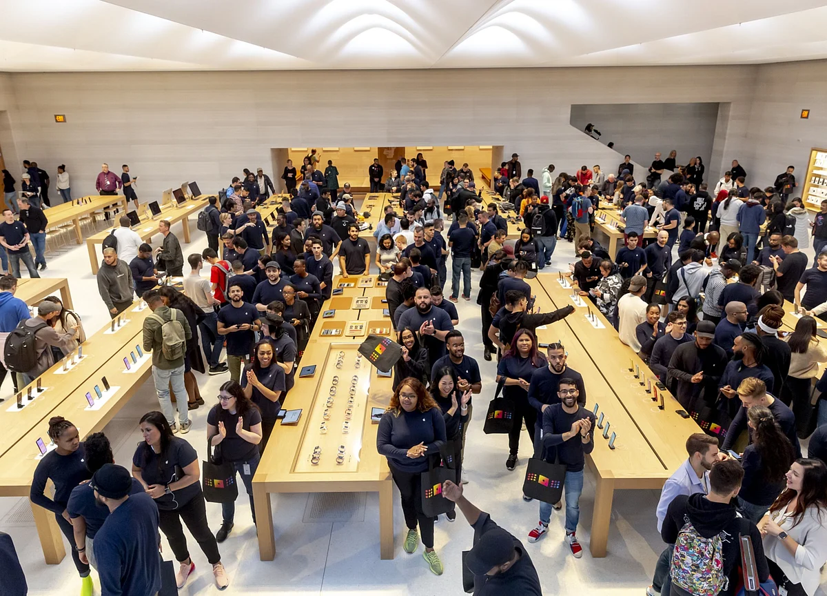 Apple’s New iPhones Show Signs of Demand; New Store Draws Crowds