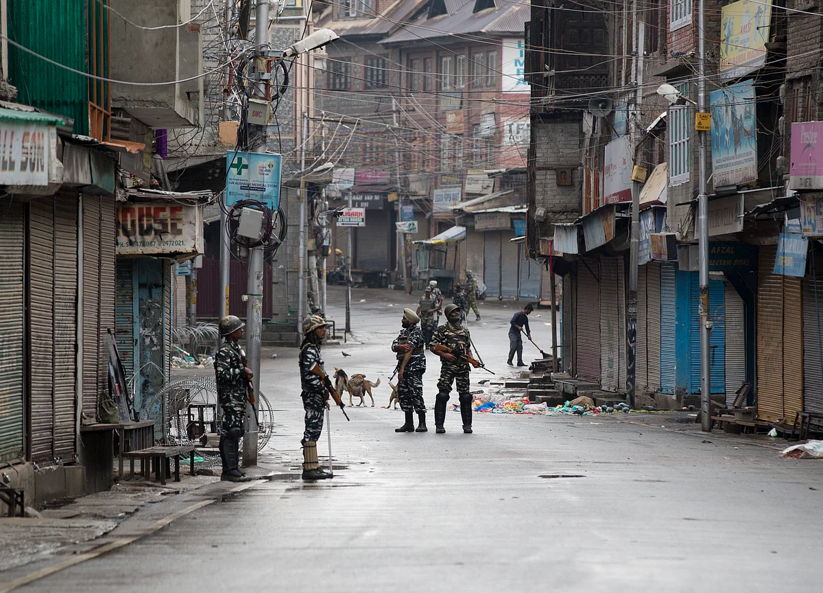 Abrogation Of Article 370: Supreme Court Refers Pleas To Constitution Bench, Hearing From Oct. 1