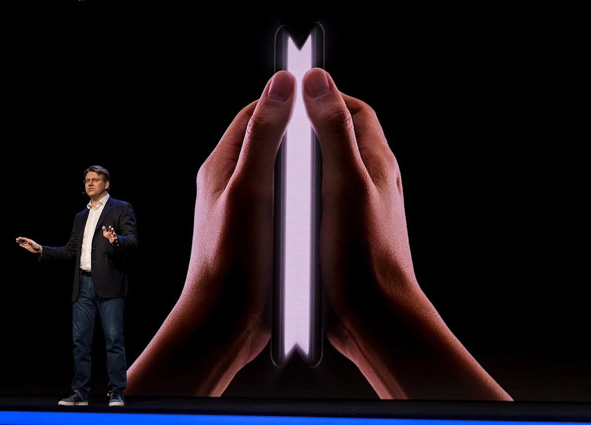 Samsung Is Secretly Working on a Foldable Phone That Collapses Into a Square