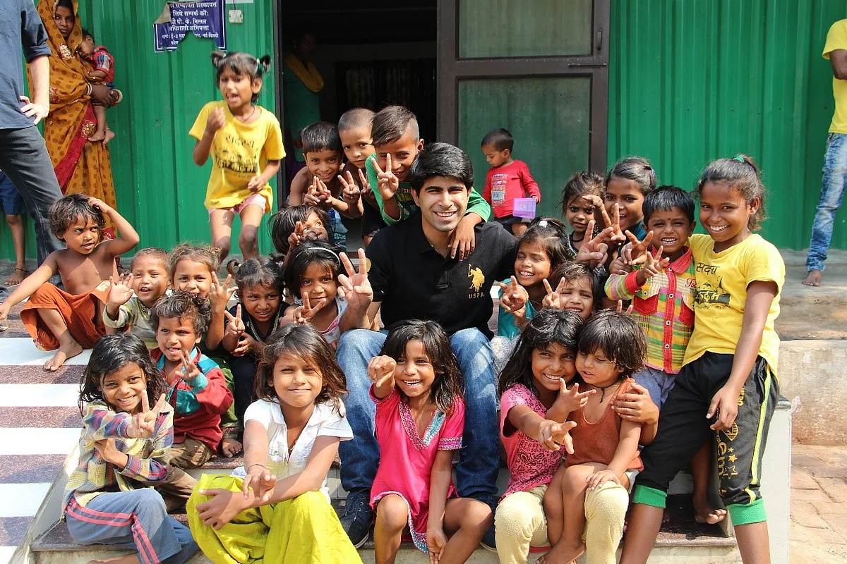 Feeding India Founder Ankit Kawatra with children. (Photograph: Feeding India)