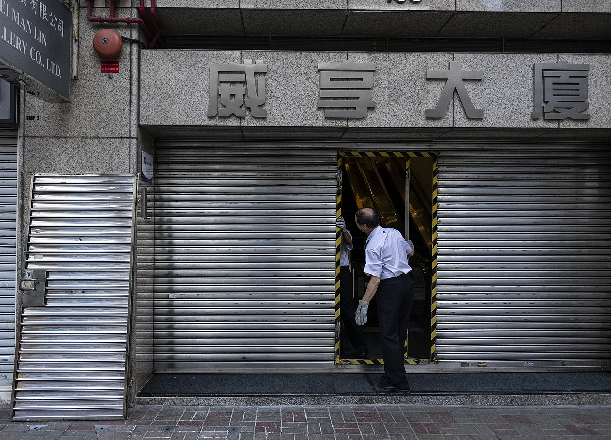 Thousands of Hong Kong Protesters Ignore Mask Ban as Violence Resumes