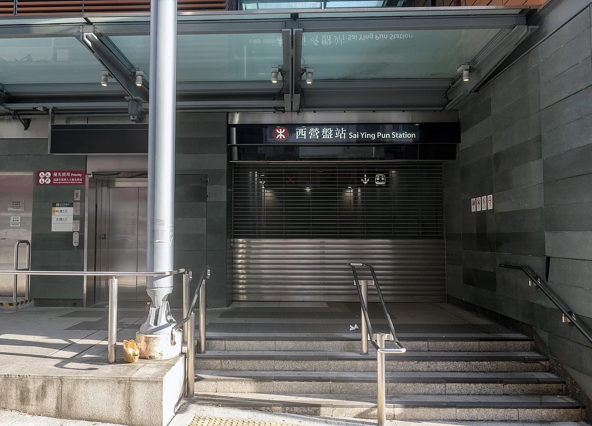 Crowds Flood Hong Kong Court; Subway Faces Early Closure Again
