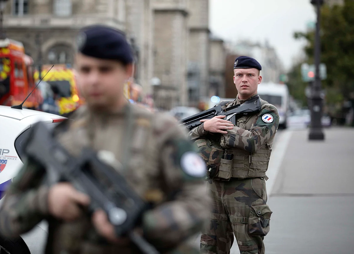 Four Killed In Paris Police Stabbing, Attacker Shot Dead