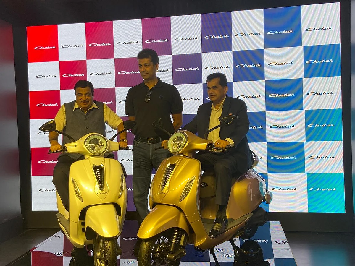 Road Minister Nitin Gadkari and NITI Aayog CEO Amitabh Kant along with Rajiv Bajaj of Bajaj Auto. (Source: BloombergQuint)