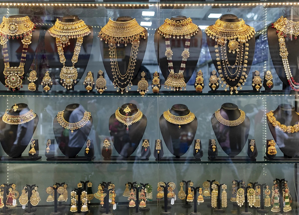 Gold Prices Rally Rs 220 On Dhanteras