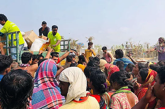 Feeding India volunteers carrying out emergency relief. (Photograph: Feeding India)