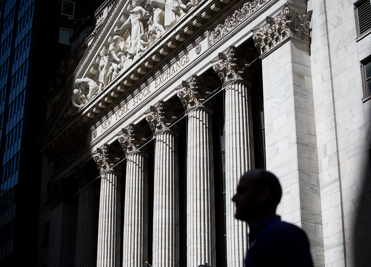 Record $2.4 Trillion Bond Binge Is Threatening Investor Returns
