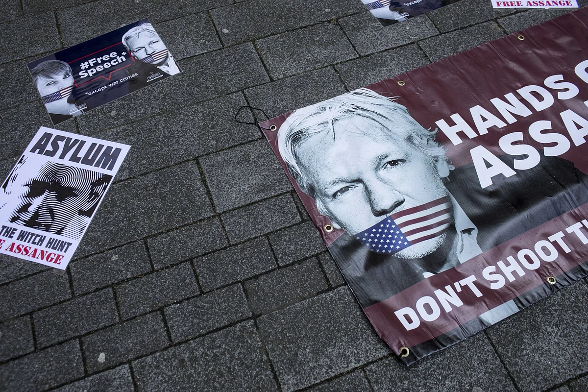 A Mumbling Assange Tells Judge That He ‘Can’t Think Properly’