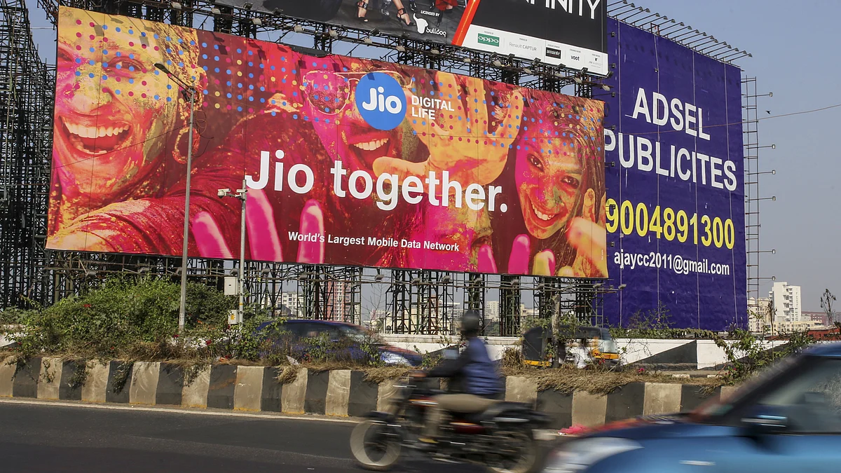 Traffic travels past a billboard for Reliance Jio in the Bandra area of Mumbai, India. (Photographer: Dhiraj Singh/Bloomberg)