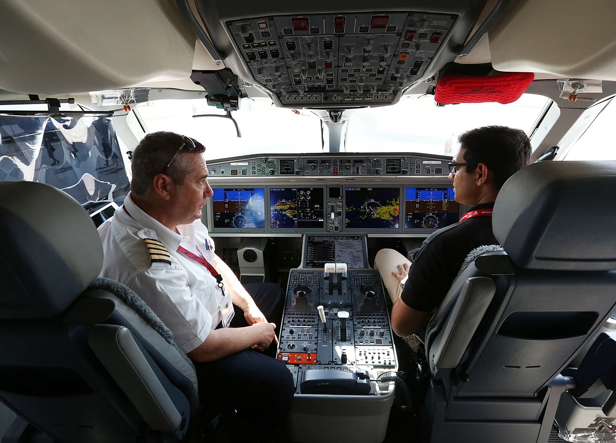 United Air Doles Out Perks to Plug 10-Year Gap of 10,000 Pilots