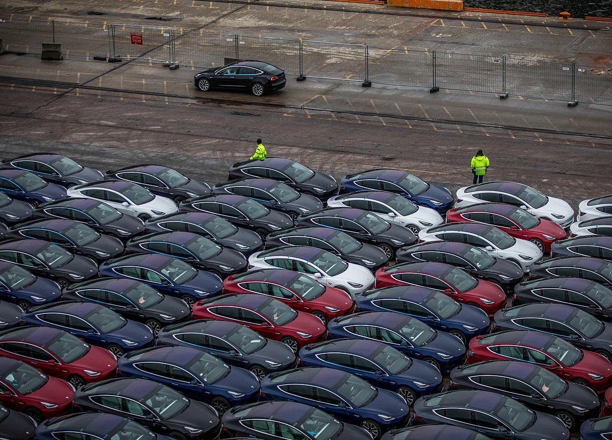 Tesla Shares Soar as Elon Musk Packs Profit Report With Positives