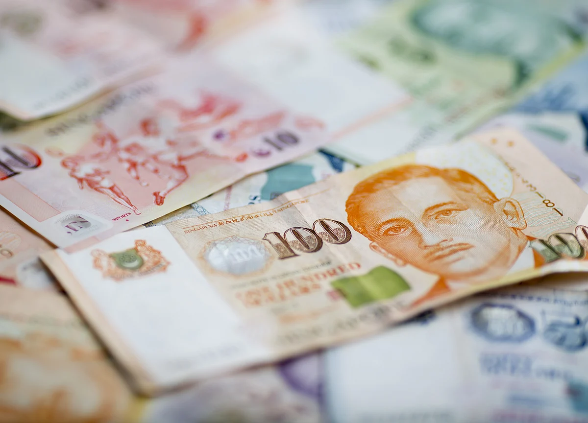 Singapore Central Bank Signals More Easing as Growth Risks Mount