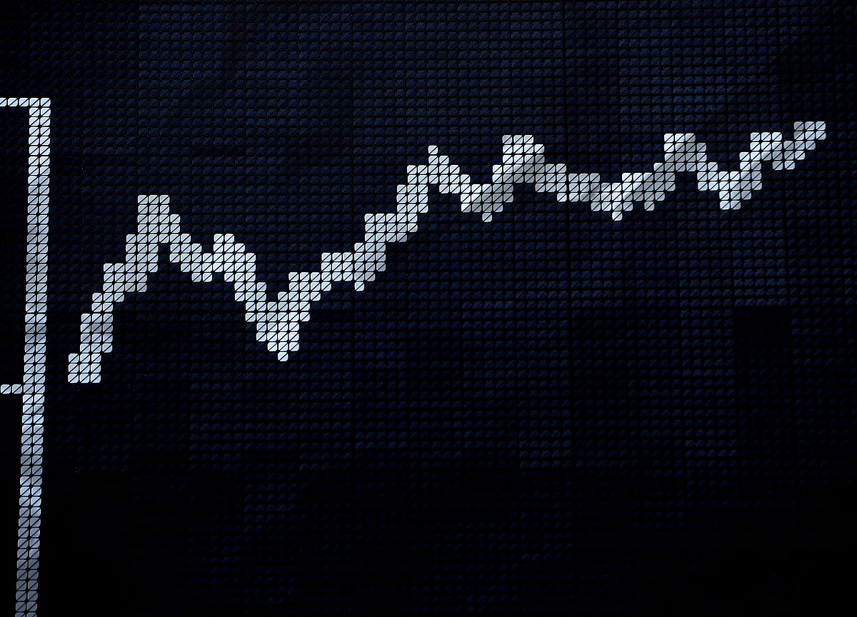 Charting the Global Economy: Job Worries and Cash Hoarding