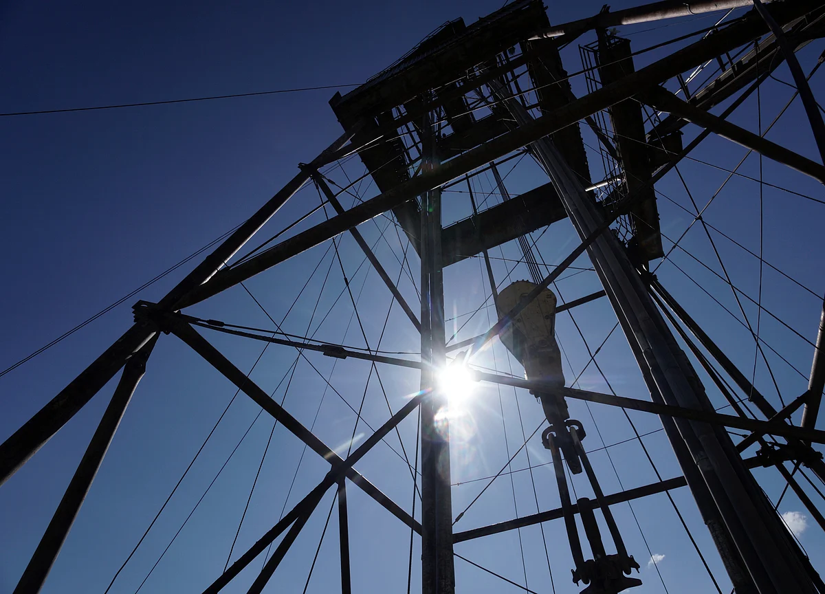 Oil Falls on New Signs of Sizable U.S. Crude Stockpiles