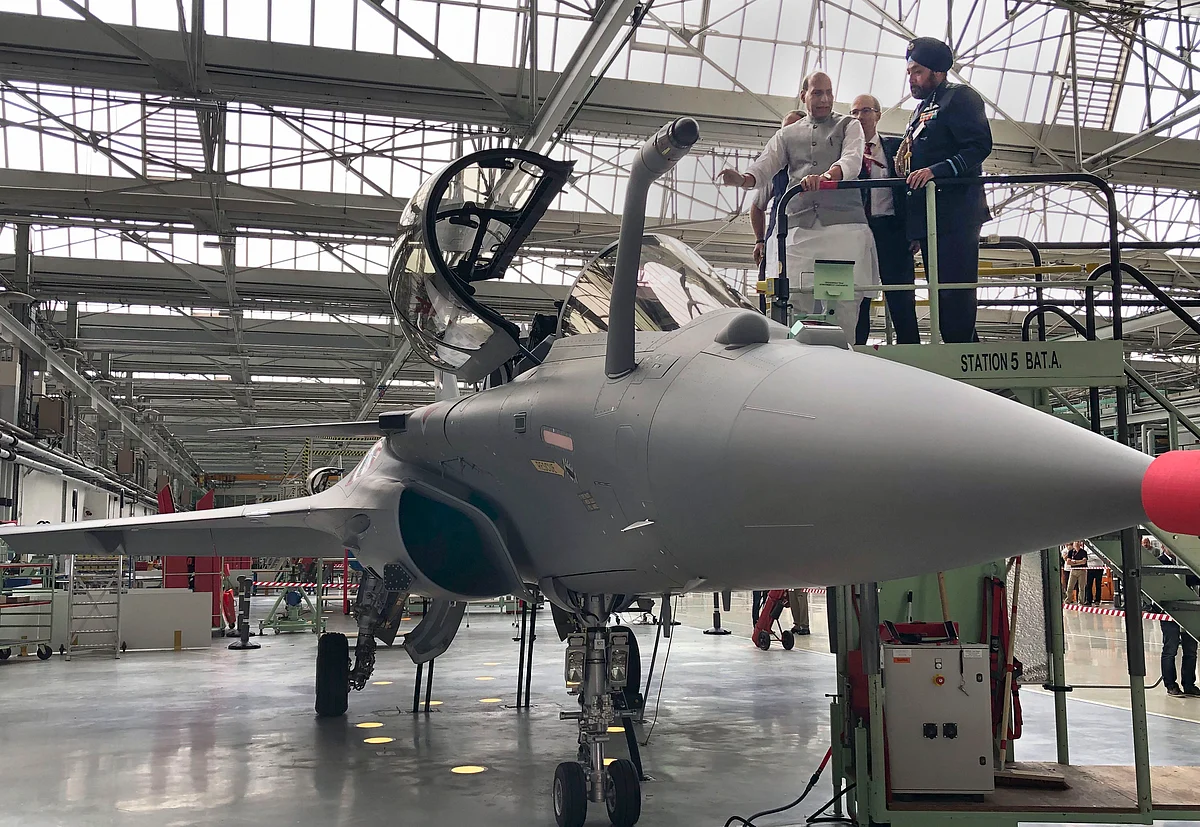 Defence Minister Rajnath Singh inspects a Rafale Jet at its Dassault Aviation assembly line, in Bordeaux, France. (Source: PTI)