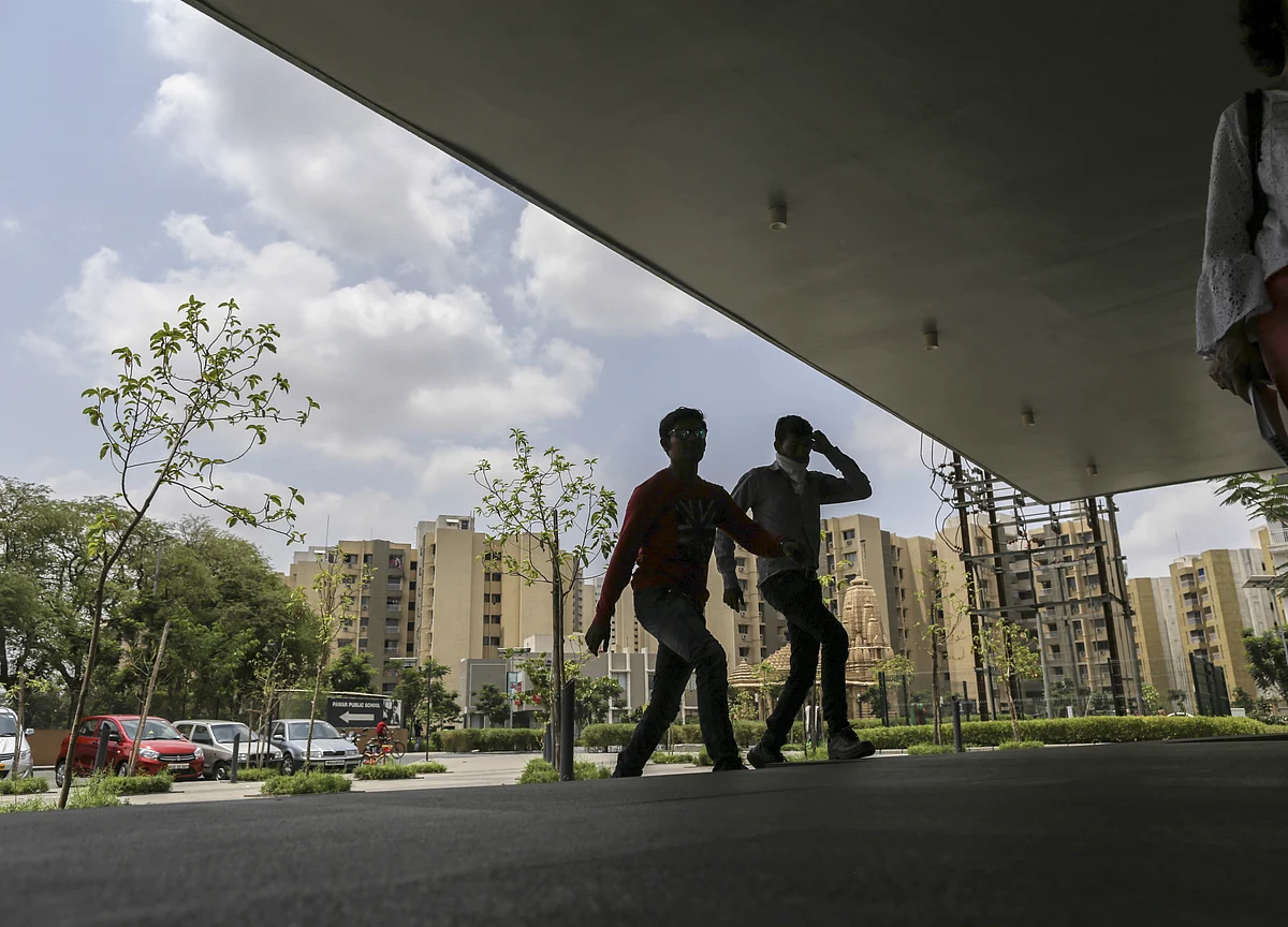 Rebound in India Services Offers Glimmer of Hope for Economy