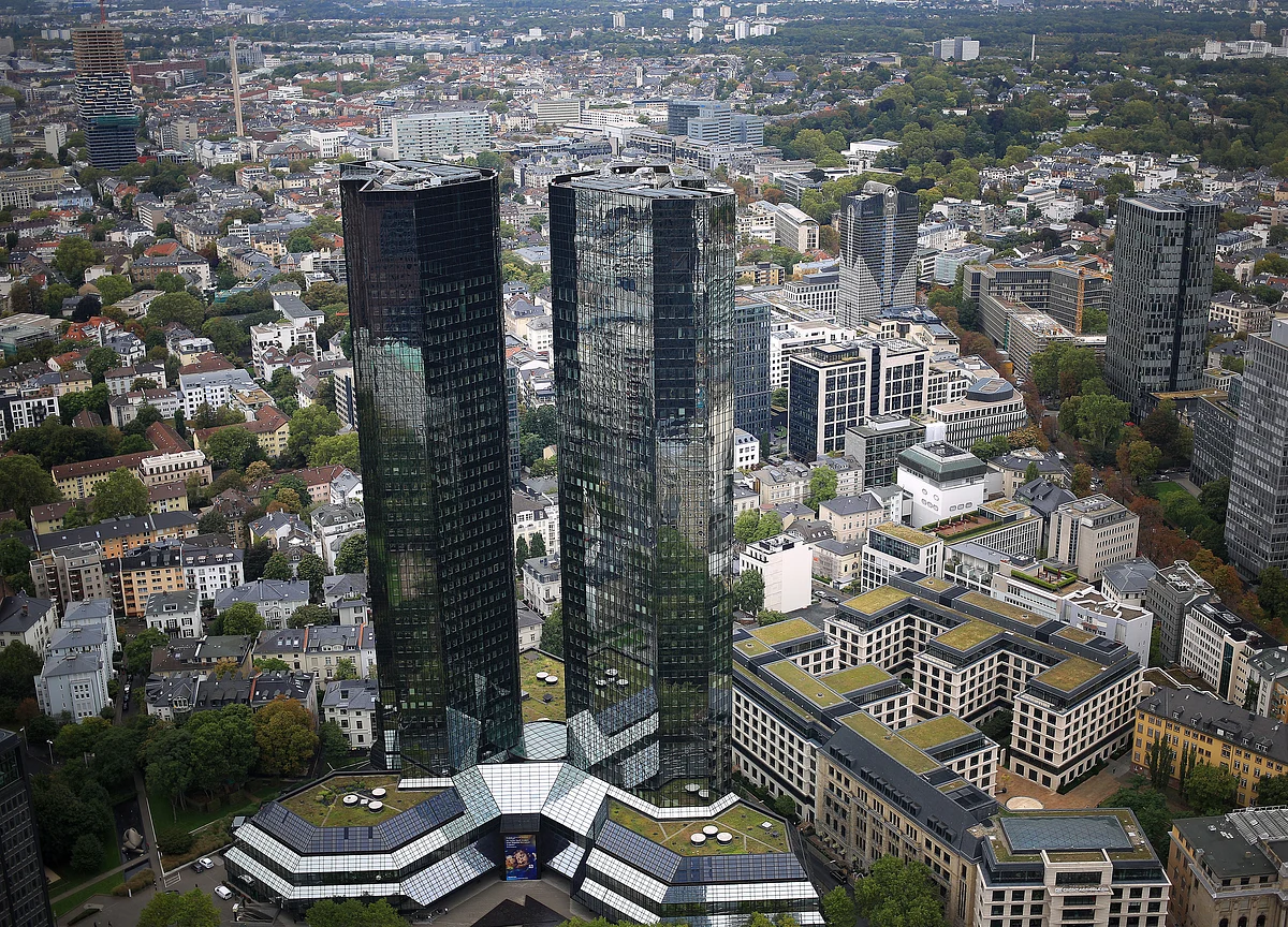 Euro-Area Manufacturing Slump Deepens in Worst Month Since 2012