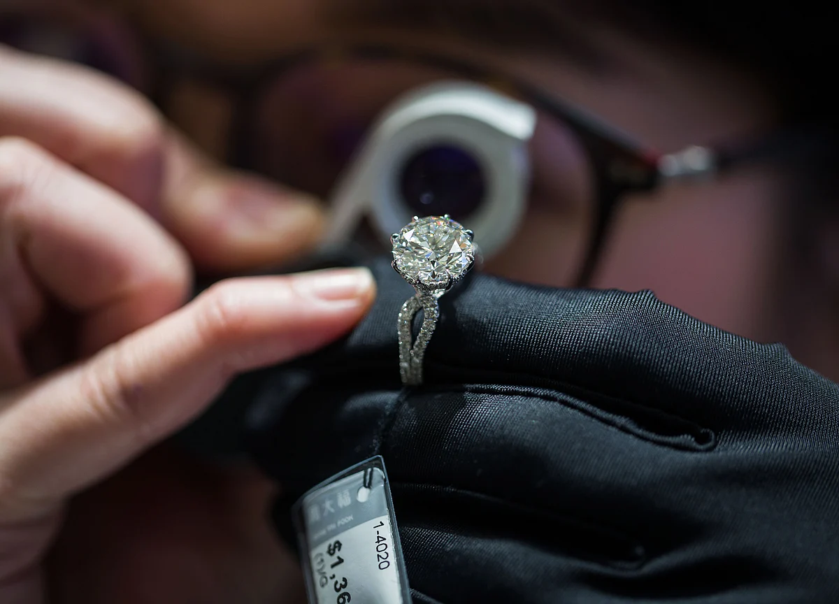 De Beers Diamond Sales Fall 39% in a Year