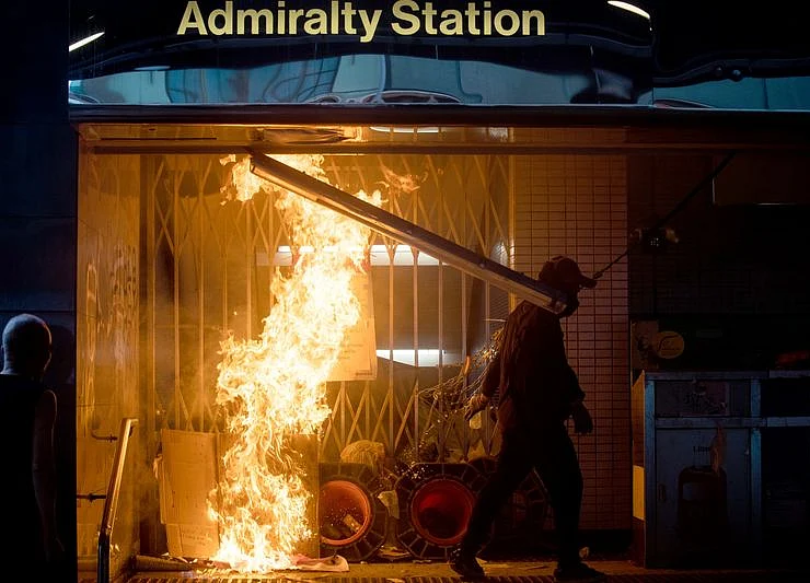 Goldman Says Up to $4 Billion Moved From Hong Kong to Singapore Amid Unrest