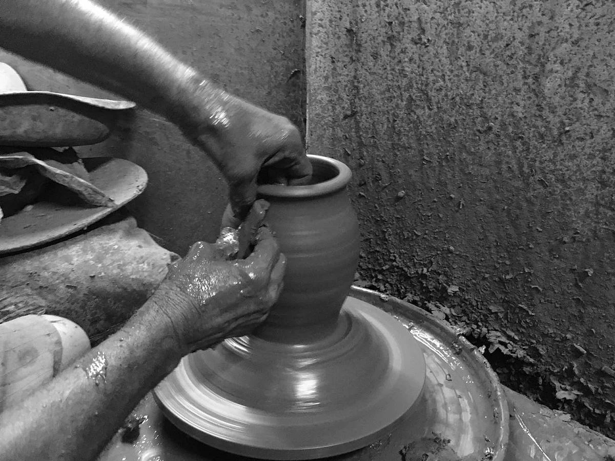 A potter shapes a vessel in Dharavi’s Kumbharwada. (Source: BloombergQuint)