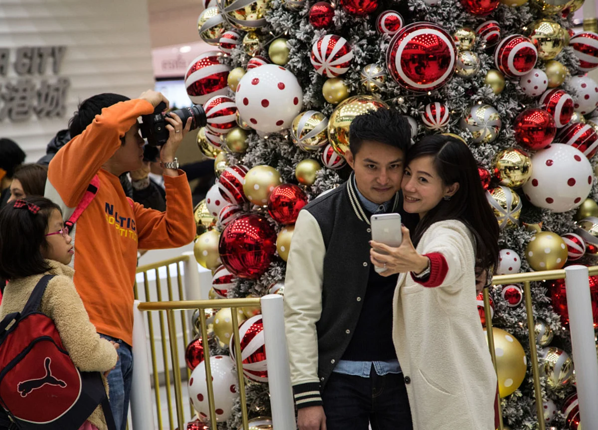 Apple Projects Holiday Sales That Top Analysts’ Estimates