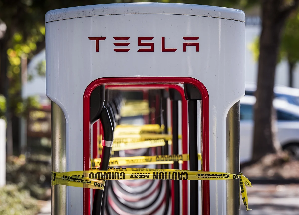 Tesla’s Futuristic Door Handles Blamed for Death in Fiery Wreck