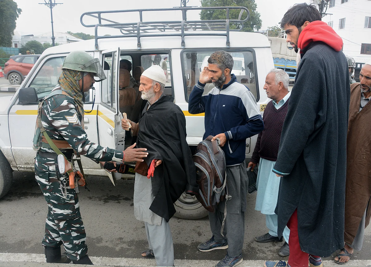 U.S. Congress Committee Urges India To End Communication Blackout In Kashmir